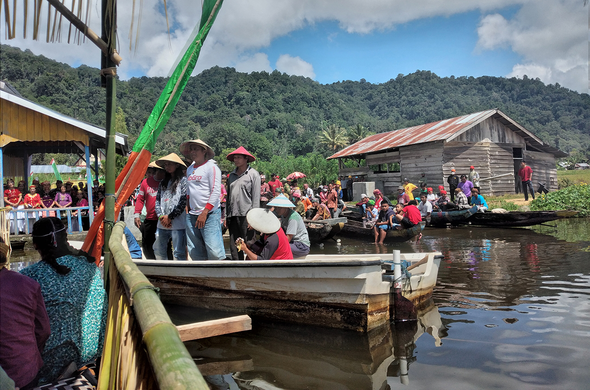 Image of Tado singing their praises to God at the launch of the Tado New Testament beside Lake Lindu, Indonesia