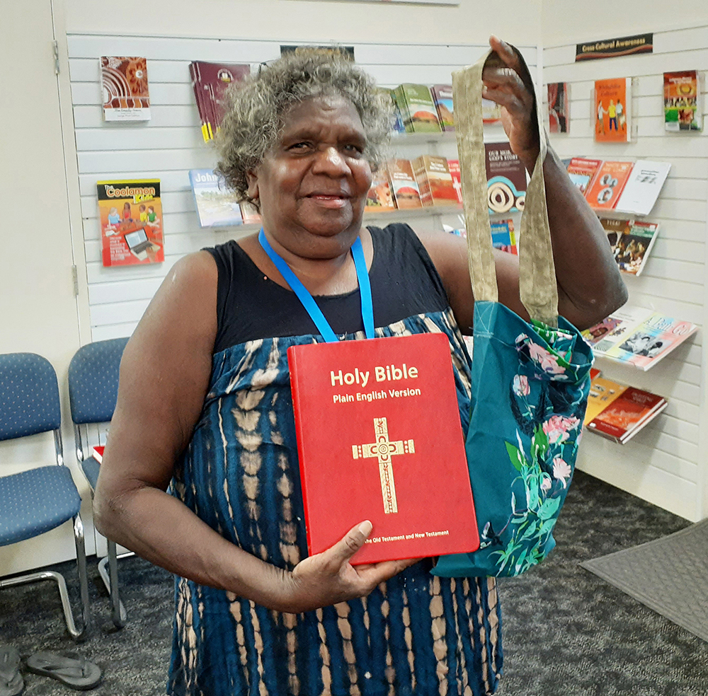 Imagen Aboriginal woman holds the PEV Mini-Bible