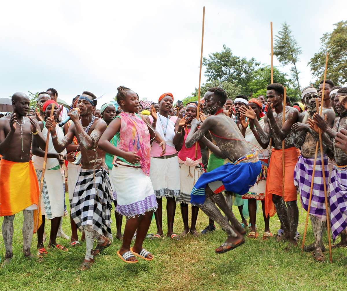 Image of Me’en people dancing