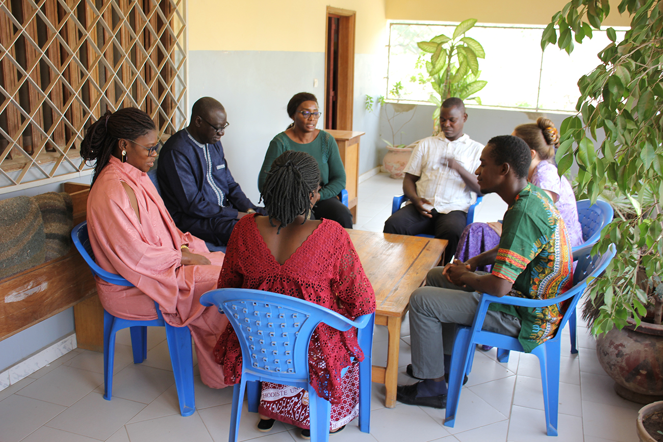 Image of the Contemporary Wolof team praying together